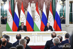 Владимир Путин и Эмомали Рахмон на встрече в Кремле. Москва