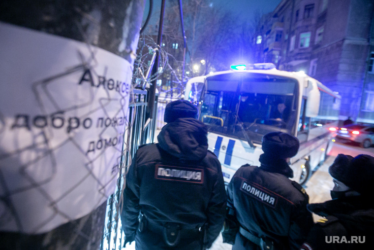 Ситуация возле ОВД Химок, во время суда над оппозиционером. Москва, автозак, добро пожаловать домой, полиция, полицейское оцепление