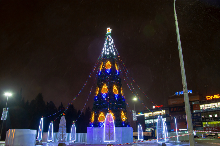 Вместо звезды верхушку чусовской елки украшает герб города