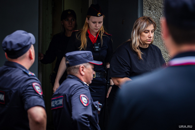 Вероника Наумова на выходе из суда