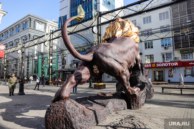 Статуя льва на улице Вайнера. Екатеринбург