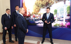 Перед встречей с предпринимателями Владимиру Путину показали мастер-планы развития дальневосточных городов