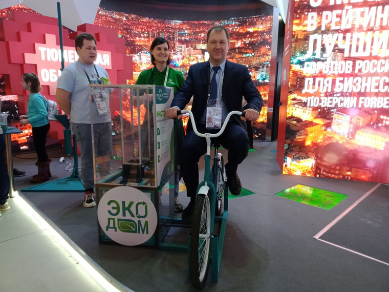 Директор «Югры-Экологии» Максим Медведев протестировал велосипед для измельчения крышек