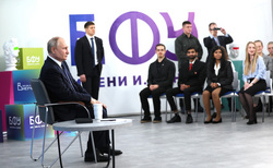 Путин начал встречу с вопроса о том, есть ли у них идеи, связанные с образовательным процессом, и предложения по совершенствованию сферы