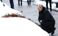 На Пискаревском кладбище у тумбы с надписью «1942» Владимир Путин встал на колени: здесь, в братской могиле, вместе с тысячами других блокадников похоронен его брат