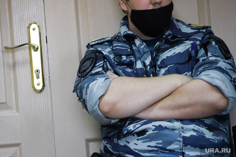 Судебное заседание по продлению меры пресечения для бывшего замгубернатора Пугина Сергея. Курган, сопровождение, наблюдение, конвоирование, конвой, охрана, масочный режим, стража
