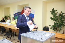 Якушев голосует. Тюмень 