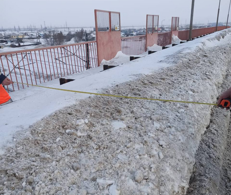 Помимо погоды сложности также создавали дорожники, которые оставляли после себя кучи снега на мостах