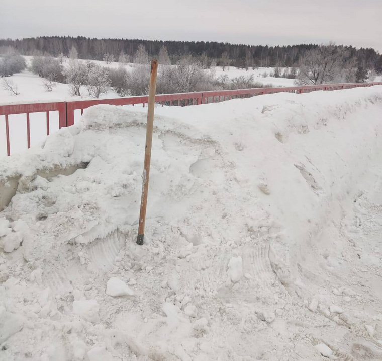 Из-за большого количества снега места почти не было видно перильных ограждений