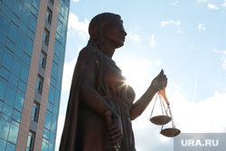 Статуя Фемиды у краевого арбитражного суда. Пермь