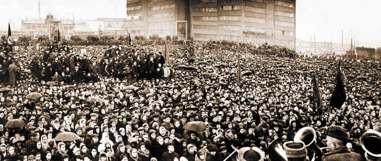 На площади Уралмаша собрались 35 тысяч человек, все праздновали победу. Эта фотография сделана 9 мая 1945 года и хранится в музее «Уралмашзавода»