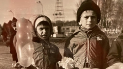Алексей Кузнецов с сестрой на первомайском шествии, 1986 год