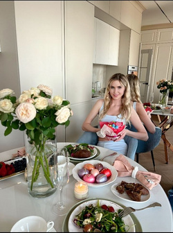 Девушка любит на Пасху печь куличи сама