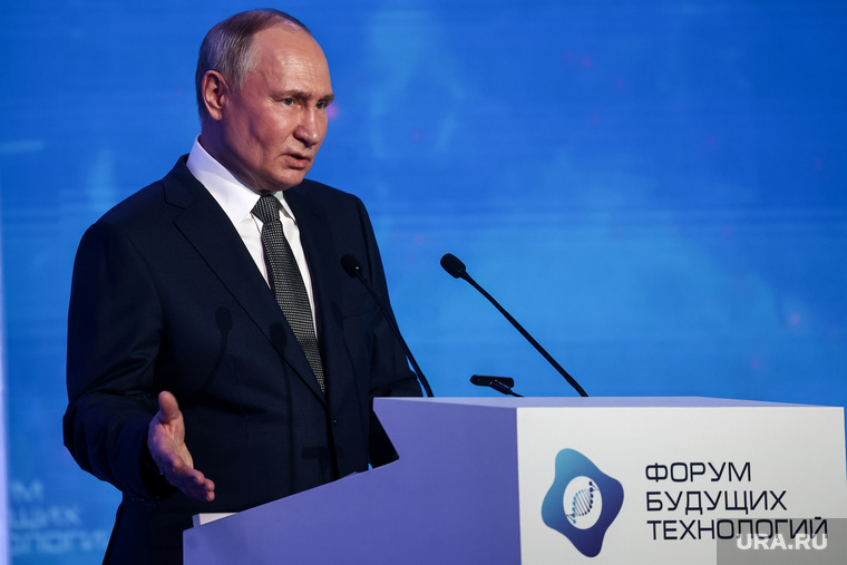 Президент России Владимир Путин на пленарной сессии "Форума будущих технологий".  Москва, путин владимир