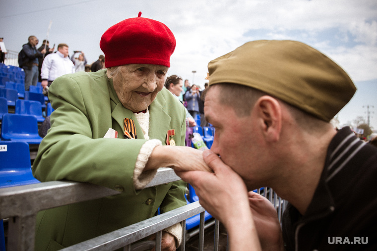 Акция "Бессмертный полк" в Екатеринбурге, пенсионер, великая отечественная война, ветеран, бессмертный полк, бабушка, день победы, поцелуй руки