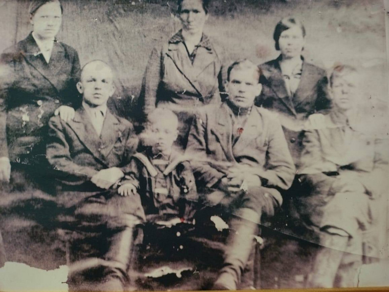 Павел Иванович на фото слева, за ним — Ксения Ивановна, бабушка главы Перми