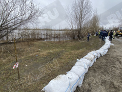 Спасатели построили дамбу рядом с дорогой в районе РЭБ Флота