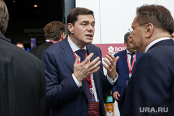 Топ-менеджеры Алексей Лихачев (справа) и Алексей Мордашов (слева) до начала пленарки эмоционально успели что-то обсудить