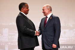 Президент России Владимир Путин на приветственном рукопожатии с лидерами саммита "Россия-Африка". Санкт-Петербург