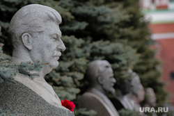 Церемония возложения цветов членами КПРФ к могиле Иосифа Сталина у Кремлевской стены в годовщину смерти вождя. 5 марта 2024