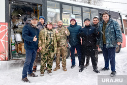 Елена Шкляева (Мамлена) и волонтеры "Русского мира" за погрузкой гуманитарной помощи в зону СВО. Пермь