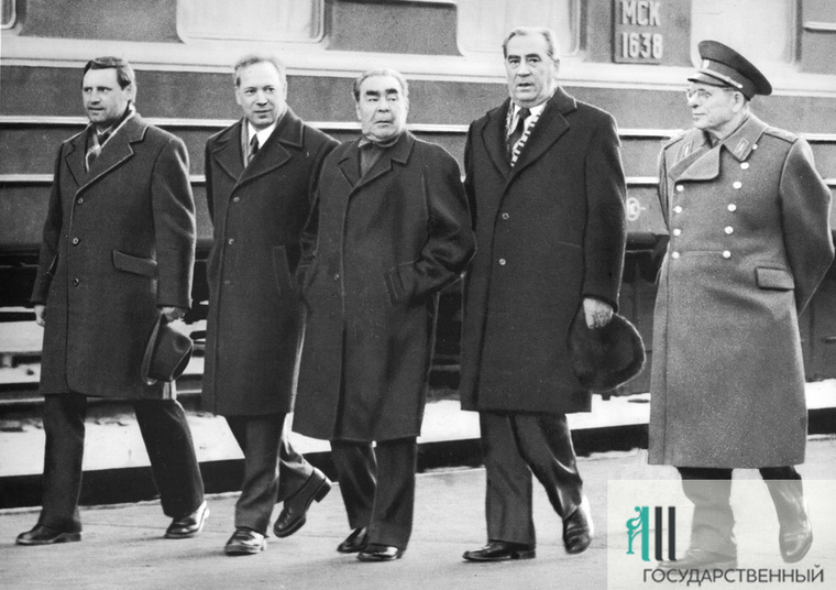 Прогулка Леонида Брежнева (в центре) по перрону вокзала Пермь II. Первый справа — министр обороны СССР Дмитрий Устинов, второй справа — первый секретарь Пермского обкома КПСС Борис Коноплев.