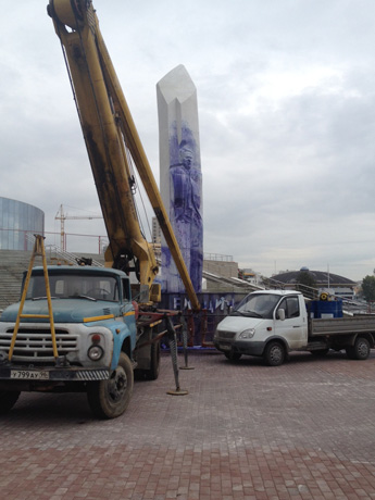 В Екатеринбурге изуродован 10-метровый памятник Ельцину: облили краской, разбили мраморные буквы. Место преступления оцепила полиция