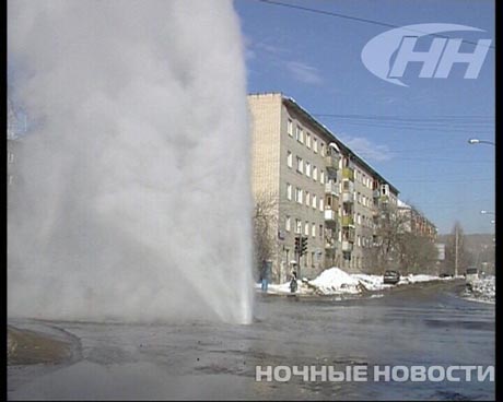 Очередное коммунальное ЧП в Екатеринбурге. Последствия: гейзер кипятка высотой с пятиэтажный дом и утонувший в яме ВАЗ 