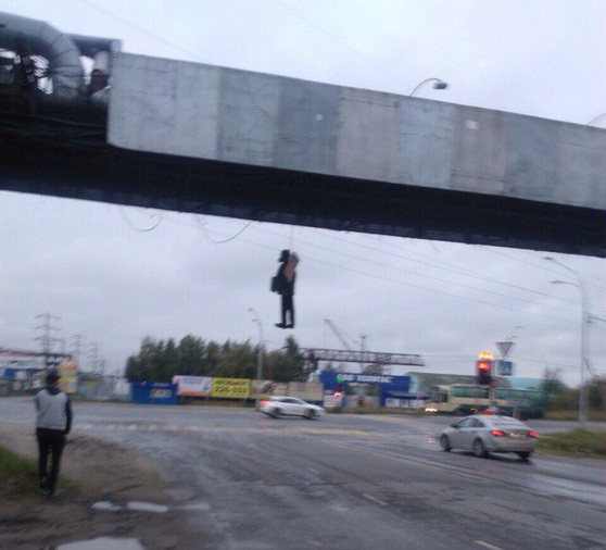 Повесился на братеевском мосту