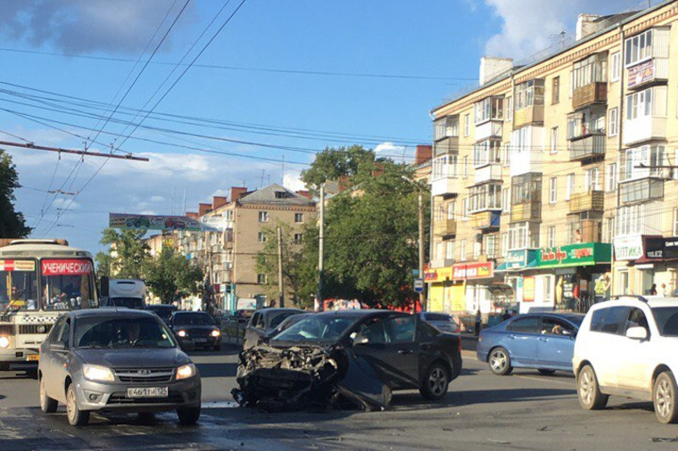 автомобиль сбил на остановке
