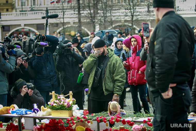 Толпятся. Квартира Тимати на Манежной площади. Зачем Бондарчук ходила на митинг. Тимати трагедия в его жизни.