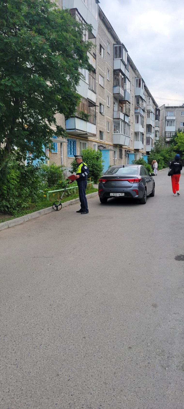 На улице Металлургов, 4 в Екатеринбурге сбили маленькую девочку,  18.06.2023, фото