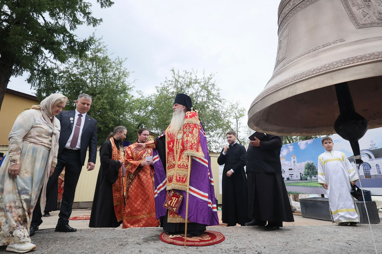 Служба в храме фото