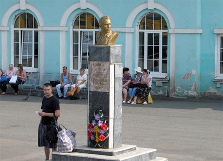 Погода в талице свердловская талицкий. Памятник Кузнецову в Талице.