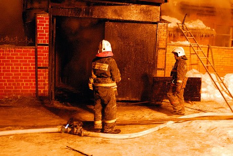 В Екатеринбурге сгорела гастрономическая достопримечательность. Тушить было сложно: в пожарных шлангах замерзала вода!