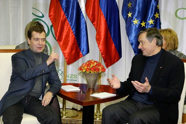 Медведев во время перерыва в матче Россия–Словения серьезно поговорил с президентом Словении. О чем договорились главы государств 