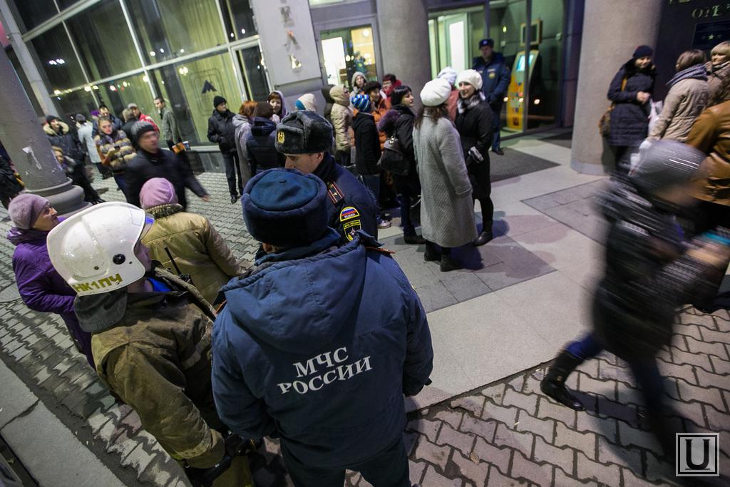 Люди в синем на теракте. Террористы в торговом центре. Эвакуация людей из здания. Угроза теракта эвакуация.