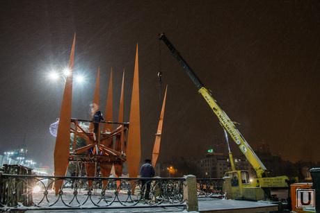 Демонтаж стэллы Ордена Ленина на Плотинке, демонтаж краснознаменной группы, снос стеллы, демонтаж памятника, подъемный кран, разборка знамен