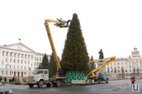 Подготовка к Новому году Курган, установка елки, автовышка, елка на площади