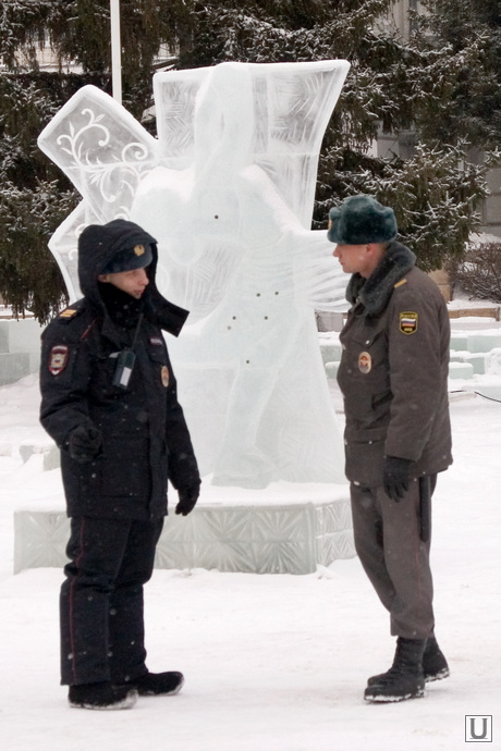 Ледовые скульптуры. Курган, полицейские, ледовая скульптура
