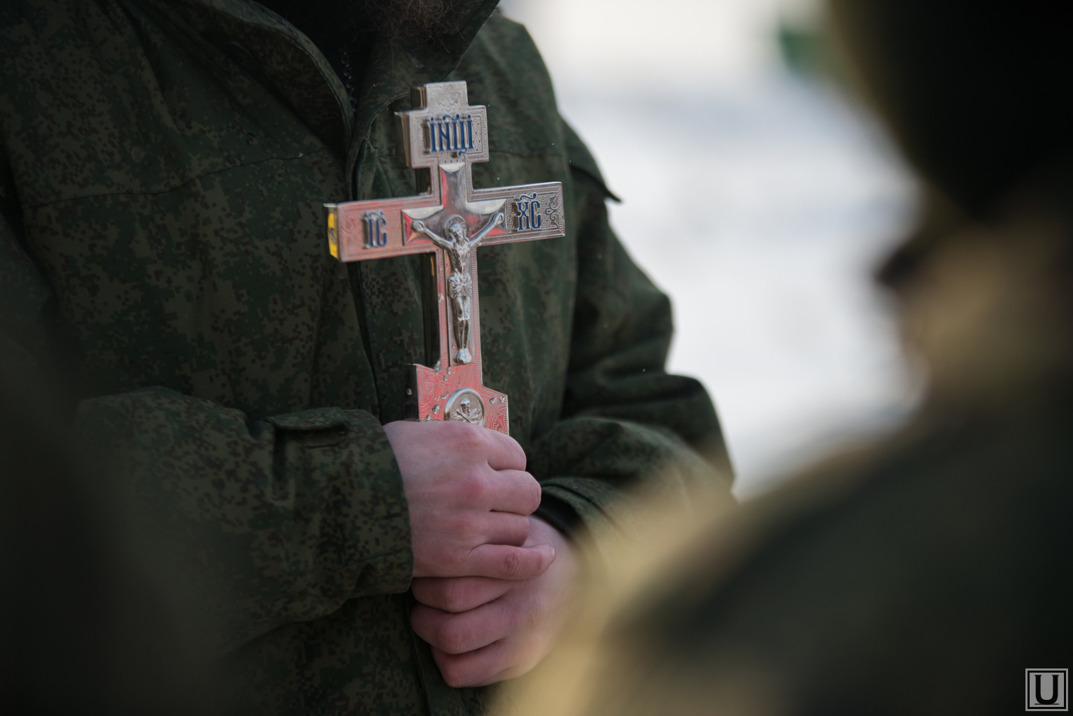 Правые православные. Капеллан священник католический. Православный солдат. Православный монах с крестом. Крест на руке.