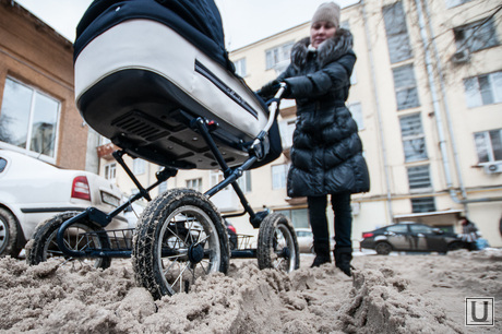 Снег в Екатеринбурге. Уборка города., неубранный город, снег в городе, грязный снег, мама с коляской