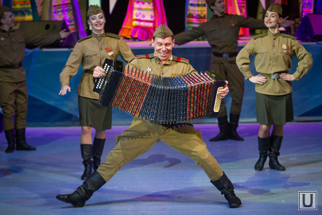 Церемония открытия зимней спартакиады Газпром. Екатеринбург, солдат, пляски, танцы, гармошка, великая отечественная война