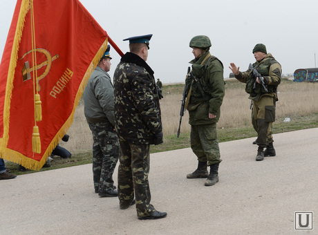Безоружные украинские военные встретились с Российскими. Переговоры.Севастополь. Аэропорт Бельбек, знамя, армия, военные, солдаты, переговоры