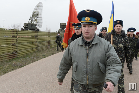 Безоружные украинские военные встретились с Российскими. Переговоры.Севастополь. Аэропорт Бельбек, офицер, армия, военные, солдаты