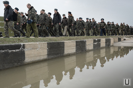 Безоружные украинские военные встретились с Российскими. Переговоры.Севастополь. Аэропорт Бельбек, колонна, армия, военные, солдаты, рота
