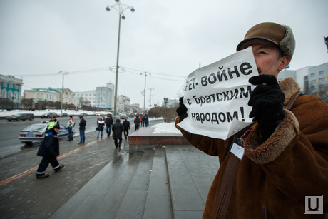 Пикет за мир у памятника Татищеву и Де Генину. Екатеринбург, пикет, митинг