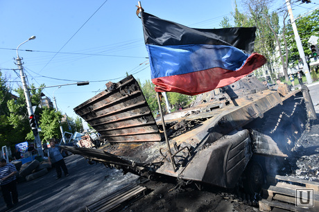 Мариуполь. Мародерство и пожар в поспешно оставленной военными воинской части. Украина, мариуполь, флаг донбасс, бронетехника