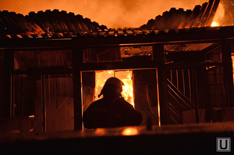 Мариуполь. Мародерство и пожар в поспешно оставленной военными воинской части. Украина, ночь, пожар, огонь