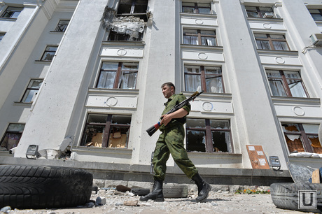 Здание ОГА. Луганск. Украина , солдат, война